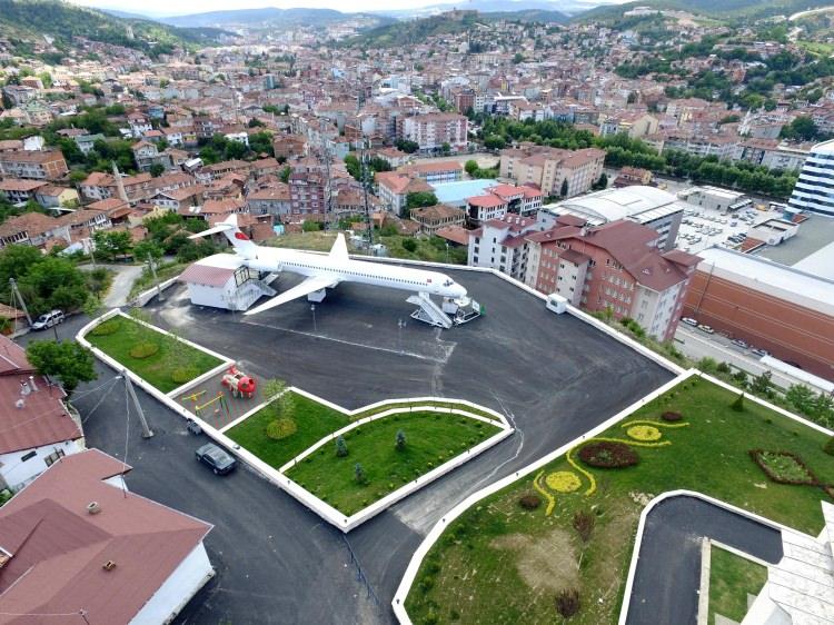 <p> Özellikle çocuklarımızın ve yaşlılarımızın ilgisini çekiyor. Buraya ziyarete gelenler fotoğraf çektiriyorlar. Çalışmaların tamamlanmasının ardından çocuklarımızın vakit geçirebileceği bir alan olmasını bekliyoruz." ifadelerini kullandı.</p>
