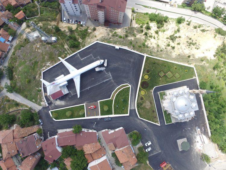 <p>Mahallede bakkallık yapan Ahmet Öz de uçağın getirilmesinin ardından yaşanan hareketlilik nedeniyle satışlarında yüzde 60 artış olduğuna işaret etti.</p>
