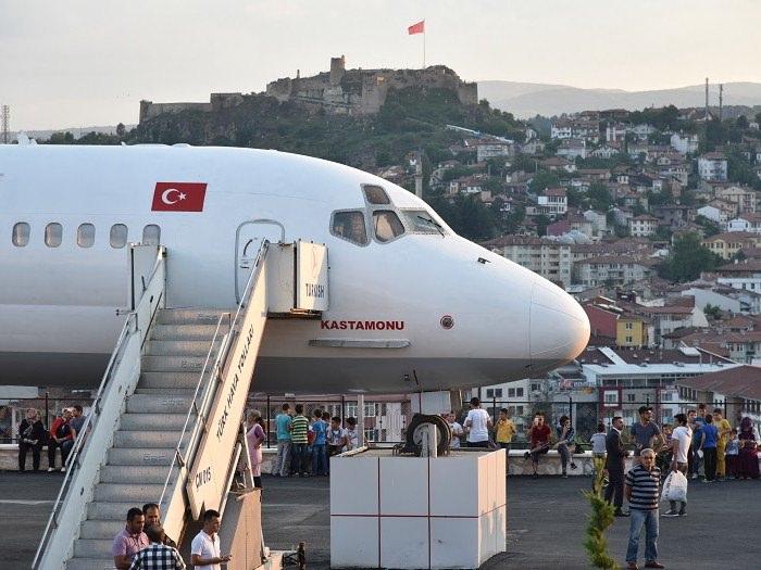 <p>İlk defa bir uçağın içine girdiğini aktaran Gündoğdu, "Mahalle açısından güzel bir şey. Benim gibi uçağın içine hiç girmeyenler en azından şeklini görebilecek.</p>
