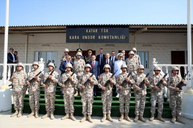 <p>Tören kıtasını selamlayan Canikli, birlik özel defterini imzaladı. Komutanlığın faaliyetlerine ilişkin brifing alan Canikli, daha sonra Mehmetçik'in kaldığı tesislerde incelemelerde bulundu. </p>
<p> </p>