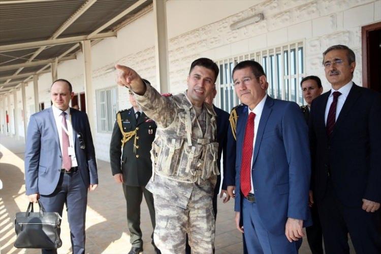 <p>Katar TSK Kara Unsur Komutanlığı personeline hitap eden Bakan Canikli, askerlerin Doha'da Türk milletini temsil ettiğini belirtti.</p>
<p> </p>