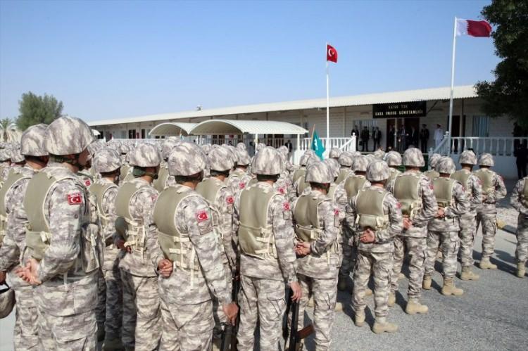 <p>Katar TSK Kara Unsur Komutanlığı, Türkiye ile Katar arasında 19 Aralık 2014'te imzalanan anlaşma kapsamında Tarık Bin Ziyad Kışlası'na konuşlandı. Türk bayrağı 8 Ekim 2015'te Tarık Bin Ziyad Kışlası'nda törenle göndere çekilirken, 29 Ekim 2015'te Katar Silahlı Kuvvetlerinin en büyük tatbikatı olan Zafer-2015 Tatbikatı, Türk personelin katılımıyla ortak icra edildi.</p>

<p> </p>
