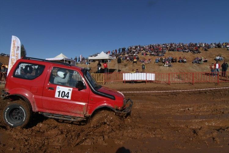 <p>Muğla'da 1. Fethiye Off-Road Şenliği düzenlendi. Fethiye Off-Road Kulübü tarafından ilçedeki Akdeniz Off-Road Park’ta düzenlenen etkinliğe, Muğla'nın yanı sıra Antalya, Denizli ve Konya'dan toplam 80 araç katıldı. Geçirdiği trafik kazası sonucu 3 ay önce hayatını kaybeden Fethiye Off-Road Kulübü Kurucu Başkanı Yılmaz Kılçar anısına düzenlenen etkinlikte renkli görüntüler oluştu.</p>

<p> </p>
