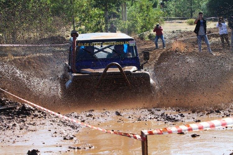 <p>Muğla'da 1. Fethiye Off-Road Şenliği düzenlendi. Fethiye Off-Road Kulübü tarafından ilçedeki Akdeniz Off-Road Park’ta düzenlenen etkinliğe, Muğla'nın yanı sıra Antalya, Denizli ve Konya'dan toplam 80 araç katıldı. Geçirdiği trafik kazası sonucu 3 ay önce hayatını kaybeden Fethiye Off-Road Kulübü Kurucu Başkanı Yılmaz Kılçar anısına düzenlenen etkinlikte renkli görüntüler oluştu.</p>
<p> </p>