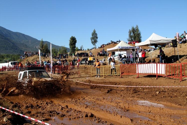 <p>Muğla'da 1. Fethiye Off-Road Şenliği düzenlendi. Fethiye Off-Road Kulübü tarafından ilçedeki Akdeniz Off-Road Park’ta düzenlenen etkinliğe, Muğla'nın yanı sıra Antalya, Denizli ve Konya'dan toplam 80 araç katıldı. Geçirdiği trafik kazası sonucu 3 ay önce hayatını kaybeden Fethiye Off-Road Kulübü Kurucu Başkanı Yılmaz Kılçar anısına düzenlenen etkinlikte renkli görüntüler oluştu.</p>
<p> </p>
