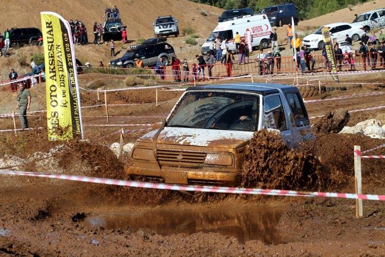 <div>Muğla'da 1. Fethiye Off-Road Şenliği düzenlendi. Fethiye Off-Road Kulübü tarafından ilçedeki Akdeniz Off-Road Park’ta düzenlenen etkinliğe, Muğla'nın yanı sıra Antalya, Denizli ve Konya'dan toplam 80 araç katıldı. Geçirdiği trafik kazası sonucu 3 ay önce hayatını kaybeden Fethiye Off-Road Kulübü Kurucu Başkanı Yılmaz Kılçar anısına düzenlenen etkinlikte renkli görüntüler oluştu.</div>
<div> </div>
