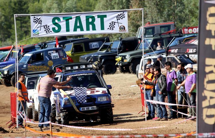 <div>Muğla'da 1. Fethiye Off-Road Şenliği d&uuml;zenlendi. Fethiye Off-Road Kul&uuml;b&uuml; tarafından il&ccedil;edeki Akdeniz Off-Road Park&rsquo;ta d&uuml;zenlenen etkinliğe, Muğla'nın yanı sıra Antalya, Denizli ve Konya'dan toplam 80 ara&ccedil; katıldı. Ge&ccedil;irdiği trafik kazası sonucu 3 ay &ouml;nce hayatını kaybeden Fethiye Off-Road Kul&uuml;b&uuml; Kurucu Başkanı Yılmaz Kıl&ccedil;ar anısına d&uuml;zenlenen etkinlikte renkli g&ouml;r&uuml;nt&uuml;ler oluştu.</div>

<div>&nbsp;</div>
