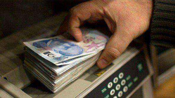 <p><strong>YENİDEN ÇALIŞMA İMKANI</strong></p>
<p>Daha önce bazı durumlarda mahkemeler işçinin çok kısa bir süre sonra yeniden çalışmaya başlaması halinde bu durumun "hakkın kötüye kullanılması" olarak değerlendirilebileceği yönünde kararlar verebiliyorlardı. Ancak kararda açıkça bu ifadenin yer alması tazminat alan kişilerin yeniden çalışabileceklerini ortaya koymuş oldu. Genel olarak hukukta bir hakkın kötüye kullanıldığının ispat edilmesi çok zordur. İşçinin bu hakkını kötüye kullanmış olması yeniden çalışmasına hiçbir şekilde engel değildir. Yalnızca işverene mahkemenin hükmettiği tazminatı ödemekle sorumlu olabilir.</p>