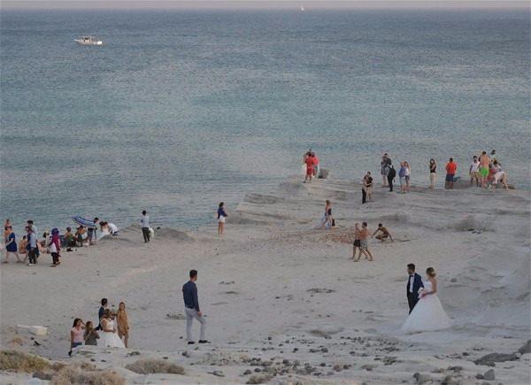 <p>Koyda özellikle gün batımında poz veren çiftlerden kimisi de suda fotoğraf çektirerek, en mutlu anlarını ölümsüzleştiriyor.</p>
