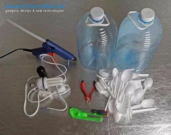 <p>Yine pet şişeyi elimize alıyoruz; bu kez plastik kaşık da lazım!</p>
