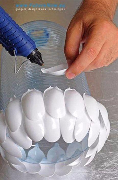 <p>Tek tek plastik kaşığın saplarını kesiyoruz.</p>
