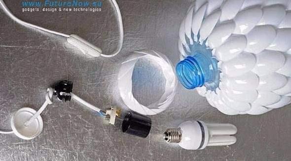 <p>Daha sonra pet şişeye bu kaşıkları yapıştırıyoruz!</p>
