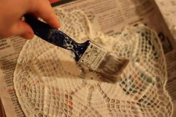 <p>Dantel örtüye yapışkanı sürüyoruz; şimdi bambaşka bir şey için işimize yarayacak!</p>
