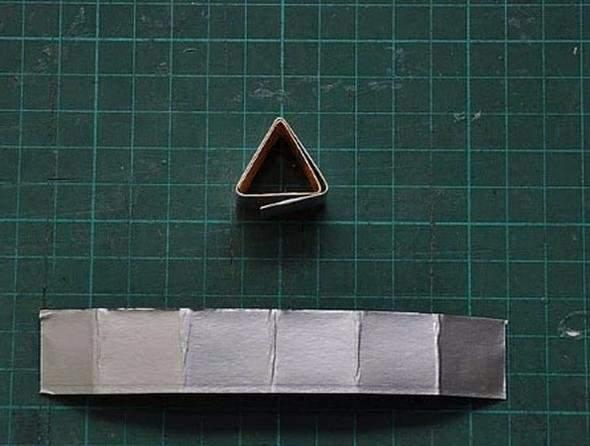 <p>Kartonları üçgen olacak şekilde kesiyoruz.</p>
