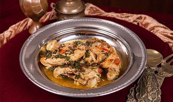<p><strong>Kırma tavuk kebabı:</strong></p>
<p>Sadece etten değil saray mutfağında tavuktan da çok lezzetli kebaplar yapılıyordu. Kırma tavuk kebabı da sarayın vazgeçilmezleri arasındaydı. </p>