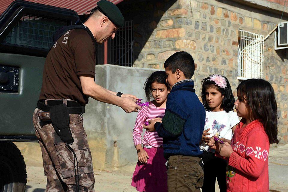 <p>Yanlarında bisküvi ya da çikolata olmadığı için çocuğa bir şey ikram edememenin üzüntüsünü yaşayan polisler, bir daha aynı durumla karşılaşmamak için araçta çikolata ve bisküvi bulundurmaya karar verdi.</p>