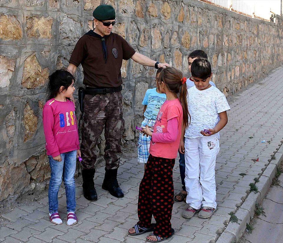 <p>Polisler çocukların gösterdiği ilgiden büyük memnuniyet duyuyor.</p>
