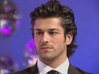 <p>Babasının Burak Özçivit'in resimlerini bir modellik yarışmasına göndermesiyle</p>
