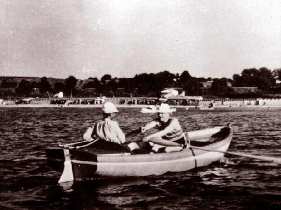 <p>Atatürk 1935 yılında İstanbul'da sandalda kürek çekerken görülüyor. </p>
