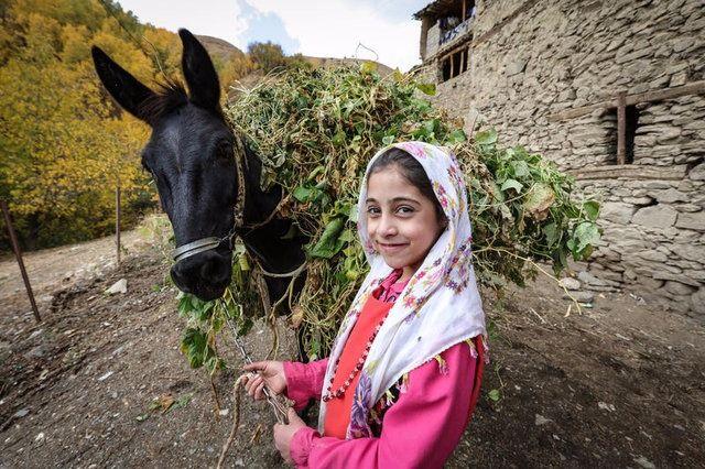 <p>Hizan Kaymakamı ve Belediye Başkan Vekili Bülent Hamitoğlu, yaptığı açıklamada, ilçede 10 mahalle, 75 köy ve 35 bin nüfus bulunduğunu belirterek, Hizan'ın Doğu Anadolu Bölgesi'nin tarih boyunca en önemli yerleşim yerlerinden biri olduğunu söyledi.</p>