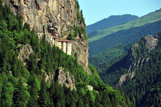 <p><strong>Sümela Manastırı, Trabzon</strong></p>

<p>Trabzon'nun Maçka ilçesi, Altındere köyü sınırları içerisinde yer alır. Deniz seviyesinden 1.150 m yükseklikteki eski Yunan Ortodoks manastır ve kilise kompleksinin tam adıPanagia Sumela veya Theotokos Sumeladır.</p>
