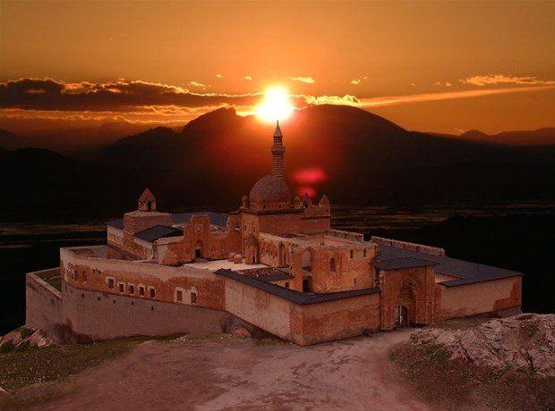 <p>18. yy. Osmanlı mimarisinin en belirgin ve seçkin örneklerinden olduğu kadar, sanat tarihi yönünden de değeri büyüktür. Sarayın Harem Dairesi Takkapı kitabesine göre yapılış tarihi 1784'tür.</p>

<p> </p>
