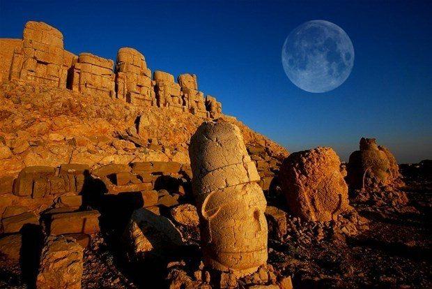 <p><strong>Nemrut Dağı, Kahta, Adıyaman</strong></p>

<p>Dünyanın sekizinci harikası Nemrut, Yüksekliği on metreyi bulan büyüleyici heykelleri, metrelerce uzunluktaki kitabeleriyle, UNESCO Dünya Kültür Mirasında yer almaktadır.</p>

<p> </p>
