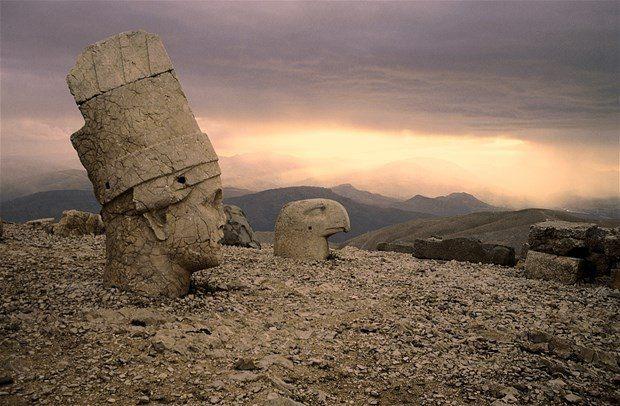 <p>Nemrut Dağı, üzerinde barındırdığı dev heykellerin ve anıt mezarın yanı sıra, dünyanın en muhteşem gün doğumu ve gün batımını seyredilebildiği yer olmasıyla da ilgi çekmektedir. Her yıl binlerce insan gün doğumu ve gün batımını seyretmek için Nemrut Dağına gelmektedir. </p>

<p> </p>
