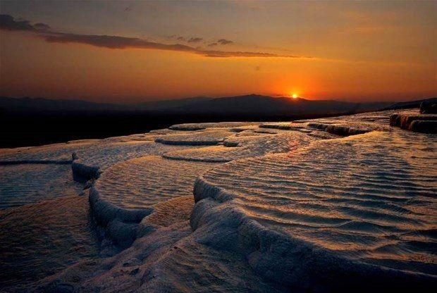 <p><strong>Pamukkale, Denizli</strong></p>

<p>Pamukkale çevresindeki sıcak termal suların kaynağı bölgedeki fay hatları ve jeolojik olaylardır. Bölgede 35-100 derece aralığında sıcaklıklara sahip 17 adet sıcak su alanı yer almaktadır. Pamukkale kaynağı çok eski çağlardan hatta antik devirlerden beri kullanılmaktadır. Kaynaktan çıkan termal su 320 metre civarındaki bir mesafeyi kat ederek traverten başına gelir. Buradan da traverten katmanlarına dökülerek 240-300 metre kadar yol kat etmektedir.</p>
