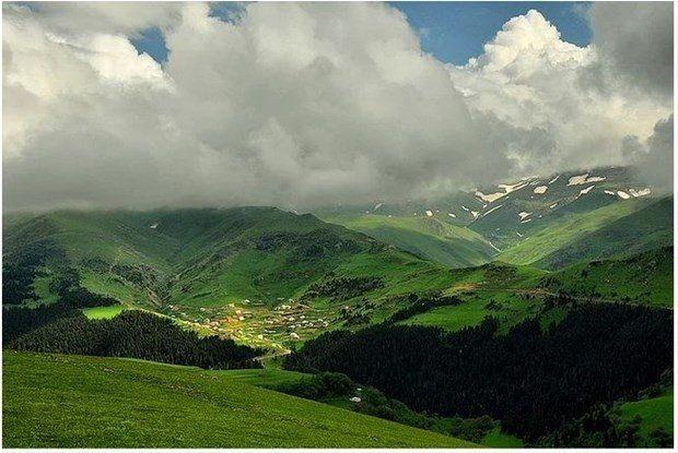 <p><strong>Kümbet Yaylası, Giresun</strong></p>

<p>Kümbet Yaylası, Doğu Karadeniz bölgesinde, 1640 metre rakımlı yayla doğu karadenizin en meşhur ve turistik yaylalarındandır.</p>

<p>Giresun'un 52 km güneyinde Dereli ilçe sınırlarındadır. Dereli ilçesine kadar 30 km yol asfalt, Dereli-Kümbet Yaylası arası 22 km yeni asfalt yol olup, yaz aylarında dolmuşlarla gidilebilir. Kümbet yayla gezisi gidiş İkisu, dönüş Güdül üzerinden yapılırsa, çok güzel manzaralar görülebilir. Yine Şebinkarahisar yoluyla da Sivas ve İç anadolu'dan gidilebilir.</p>
