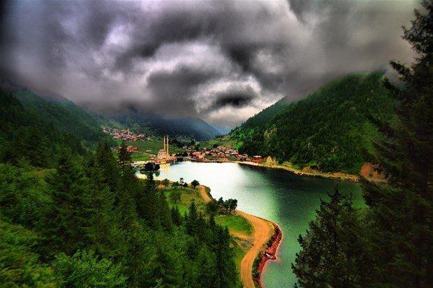 <p><strong>Uzungöl, Trabzon</strong></p>

<p>Uzungöl, Trabzon'un Çaykara ilçesine bağlı turistik bir beldedir.Sık ormanları ve doğal güzelliği ile iç ve dış turistleri cezbetmektedir. Adını kıyısında bulunduğu gölden alır. Bu göl yamaçlardan düşen kayaların, Haldizen deresinin önünü kapatmasıyla oluşmuştur.</p>
