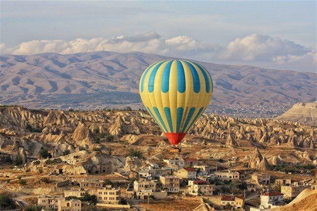 <p>İnsan yerleşimi Paleolitik döneme kadar uzanmaktadır. Hititler'in yaşadığı topraklar daha sonraki dönemlerde Hrıstiyanlığın en önemli merkezlerinden biri olmuştur. Kayalara oyulan evler ve kiliseler, bölgeyi Roma İmparatorluğu'nun baskısından kaçan Hıristiyanlar için devasa bir sığınak haline getirmiştir.Hasankeyf, Batman</p>

<p> </p>

<p>Hasankeyf'in ne zaman ve kimler tarafından kurulduğu bilinmiyor. Ancak şehir ve etrafındaki binlerce mağara insanların buraya çağlar öncesinden yerleştiğini gösteriyor. Hasankeyf, insanlığın en eski yerleşim yerlerinden biri olan Mezapotamya bölgesinde yer almaktadır. </p>

<p> </p>
