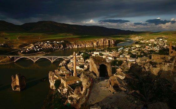 <p><strong>Hasankeyf, Batman</strong></p>

<p>Hasankeyf'in ne zaman ve kimler tarafından kurulduğu bilinmiyor. Ancak şehir ve etrafındaki binlerce mağara insanların buraya çağlar öncesinden yerleştiğini gösteriyor. Hasankeyf, insanlığın en eski yerleşim yerlerinden biri olan Mezapotamya bölgesinde yer almaktadır. </p>
