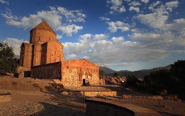 <div>Kilisenin kuzeydoğusundaki şapel 1296-1336 tarihlerinde, batısındaki jamadun (cemaat evi) 1793 tarihinde, güneyindeki çan kulesi 18. yüzyıl sonlarında ilave edilmiştir. Kuzeyindeki şapelin ise tarihi bilinmemektedir.</div>

<div> </div>

<div>Onyıllar boyunca bakımsız olarak kalan kilise 2005-2007 döneminde Türkiye Cumhuriyeti Kültür ve Turizm Bakanlığı öncülüğünde 1.5 milyon dolar harcanarak restore edilmiştir.</div>
