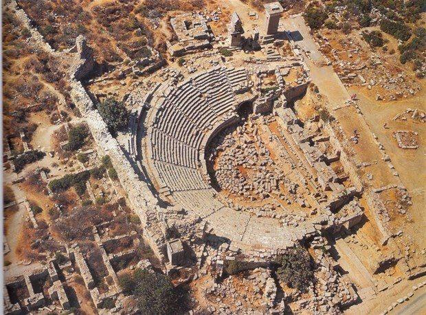 <div><strong>Xanthos Antik Kenti, Antalya - Muğla</strong></div>

<div> </div>

<div>Fethiye-Kas karayolu üzerinde Fethiye'ye 46 km. uzaklıktaki Kınık Köyü'nde yer alır. Şehir, Xanthos nehri (bugün Esen Çayı) kenarındaki ovaya hakim iki tepe üzerinde kurulmuştur. İlki Esen Çayı'nın kenarından sarpça bir kayalık seklinde yükselen surla çevrili Likya akropolü; ikincisi ise kuzeydeki daha yüksek ve geniş olan Roma akropolüdür.</div>
