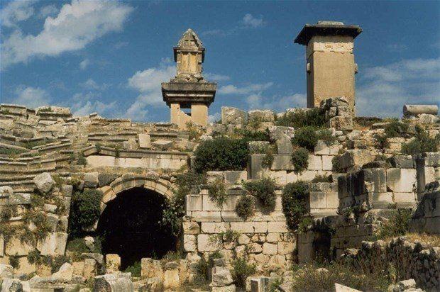 <div>Xanthos kenti, birçok önemli özelliklerinin yanında tarihi en çok acılarla dolu kent olarak bilinir. Tarihçiler, kentin birçok kez yerle bir olduğunu veya yandığını fakat yeni şehrin küller arasından yeniden yeşerdigini yazarlar.</div>

<div> </div>

<div>Likya'nın başkenti olan Kanthos'un adı, Likya yazısı ile yazılmış kitabelerde ARNNA olarak geçer. Homeros, Sarpedon yönetimindeki Xanthos'luların Troya savaşlarına katıldıklarını yazar ki bu olay şehrin en eski yazılı tarihine işaret eder. Şehir, M.Ö. 546'da Pers kumandanı Harpagos tarafından kuşatılır. Xanthos'luların kahramanca karşı koyup direnmelerine rağmen çaresiz duruma düştüklerinde, kadın ve çocuklarını öldürüp şehri ateşe vererek insansız ve harap bir şehri Harpagos'a bırakırlar, bu toplu intihardan o sırada şehirde bulunmayan 80 aile kurtulur ki şehirlerini yeni gelen göçmenlerle yeniden kurarlar.</div>
