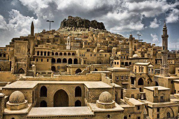 <div><strong>Mardin</strong></div>

<div> </div>

<div>Mardin, mimari, etnografik, arkeolojik, tarihi ve görsel değerleri ile zamanın durduğu izlenimini veren Güneydoğunun şiirsel kentlerinden biridir.</div>

<div> </div>

<div>Mardin'de, farklı dini inanışlar paralelinde, sanatsal açıdan da tarihi değeri olan camiler, türbeler, kiliseler, manastır ve benzeri dini eserler barındırmaktadır. Mardin, İpek Yolu güzergahında olup, 5 han ve kervansaray mevcuttur.</div>
