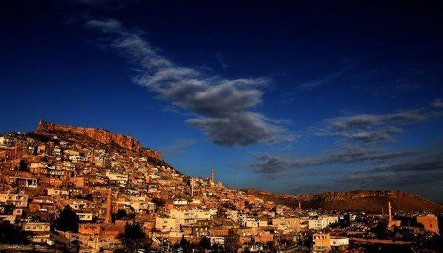 <div>Fırat ve Dicle nehirleri arasında Mezopotamya bölgesinde, tarih boyunca pek çok medeniyet yerleşmiştir. Bir dağın tepesinde kurulmuş olan Mardin, Yukarı Mezopotamya'nın en eski şehirlerinden biridir.</div>

<div> </div>

<div>M.Ö.4500' den başlayarak Arami Süryani Arami/Süryani Subari, Sümer, Akad, Babil, Mitanniler, Asur, Pers, Bizans, Araplar, Selçuklu, Artuklu, Osmanlı hakimiyetine girmiştir.</div>
