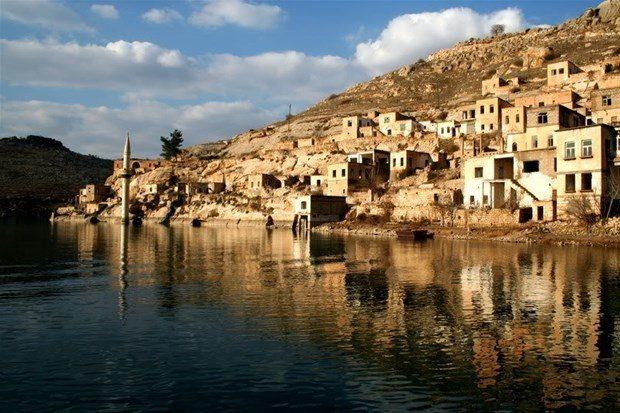 <div><strong>Halfeti, Şanlıurfa</strong></div>

<div> </div>

<div>2002 yılı itibariyle Halfeti ilçesi, Birecik barajının su tutmasıyla, ilçenin 4\5' nün en verimli tarım alanları su altında kalmış ve tek geçim kaynağı çiftçilik, yok olmuştur. Bu nedenle halkın büyük bölümü göç etmek zorunda kalmıştır. </div>
