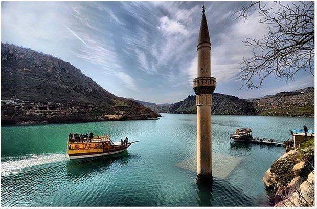 <div>Bölge coğrafi özelliklerinden dolayı (kaya ve bozkır ekosistemi) sanayileşmeye uygunda değildir. Barajın su tutmasıyla beraber, su dışında kalan Rum Mimarisi Taş Evlerin görünümü ile bir sahil kentine bürünen Halfeti, turizmcilerin ilgisini çekmeye başlamıştır.</div>

<div> </div>
