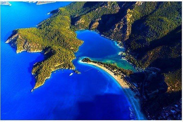 <div><strong>Ölüdeniz, Fethiye, Muğla</strong></div>

<div> </div>

<div>Ölüdeniz, Muğla ilinin Fethiye ilçesine bağlı bir beldedir. Ölüdeniz kumsalı yüzde seksen iki oyla 2006 yılında dünyanın en güzel kumsalı seçilmiştir.</div>

<div> </div>

<div>Belde, turizm açısından oldukça gelişmiştir. Likyalılarda ışık ve güneş diyarı, Ortaçağ'da "Uzak Diyar" olarak tanınır, Anadolu'nun güneybatısında yer alan Teke Yarımadası'da bulunur. Türkiye'de bulunan deniz kulağı (lagün) oluşumlarından biridir.</div>
