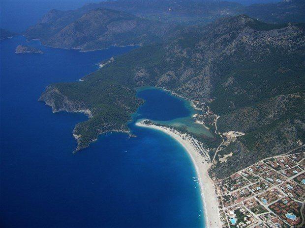 <div>Ölüdeniz, adı gibi durgun bir göl niteliğindedir. En fırtınalı günlerde Belceğiz kıyıları dalgalarla boğuşurken, Ölüdeniz'de sadece çırpıntılar meydana gelir.</div>

<div> </div>

<div>Ancak durgun gibi gözüken Ölüdeniz, gözle görünmeyen üç nedenle kendini hemen her gün yenilemektedir. Bunlardan ilki, Ölüdeniz'de mevcut yoğun kaynak suyu çıkışları, dipte içeriden açık denize doğru bir akıntı yaratmaktadır. İkincisi, bu kaynak sularının yarattığı tuz farkından dolayı açık denizden içeriye ve dışarıya devamlı bir sirkülasyon oluşmasıdır. Üçüncüsü ise gel-git etkisi ile iki-üç günde bir deniz ortalama yarım metre yükselir ve alçalır. Bu da büyük miktarda deniz suyu giriş ve çıkışı sağlamaktadır.</div>
