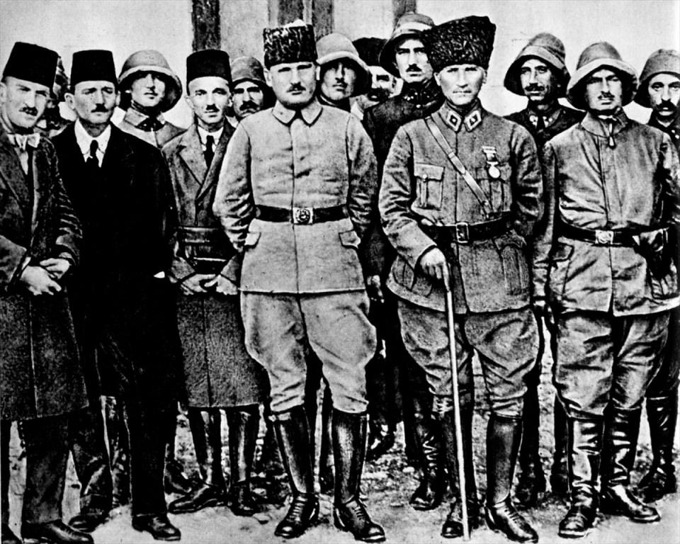 <p>Atatürk, 1922'de, İstanbullu gazetecileri kabulünde görülüyor. </p>
