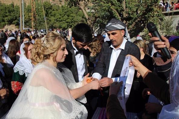 <p>Cuma günü başlayan ve 3 gün 3 gece süren düğüne, ilçedeki protokol üyeleri, siyasi parti temsilcileri ve sivil toplum kuruluşu temsilcileri ile binlerce kişi katıldı.</p>