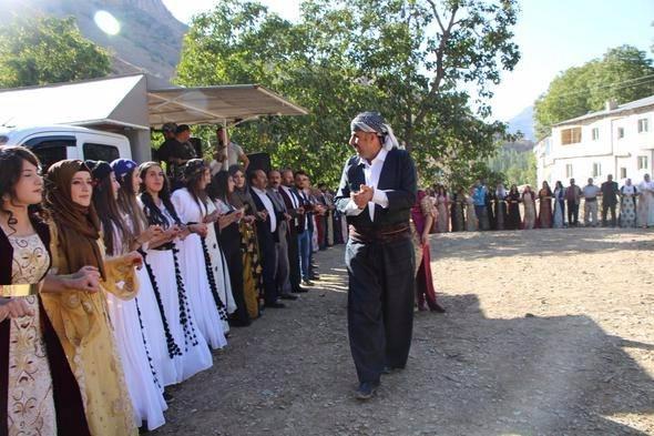 <p>3 gün boyunca sabah erken saatlerinde başlayan düğünde, yöresel giysili gençler, akşam saatlerine kadar Kürtçe ve Türkçe müzikler eşliğinde uzun zincir oluşturarak halaylar çekti.</p>
