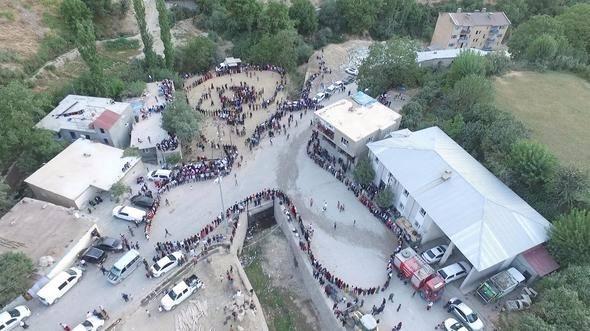 <p>Halay zincirlerinin görüntüleri, özel olarak kiralanan ve izinli uçurulan drone ile görüntülendi. Düğünde, halay çeken davetlilere damat ve gelin de eşlik etti.</p>