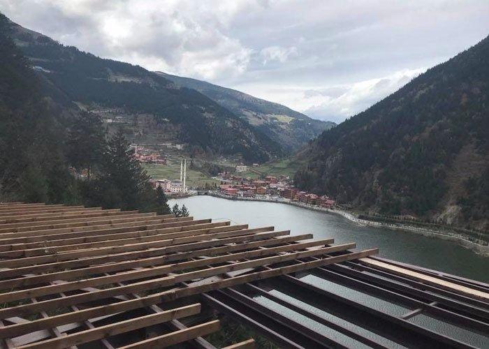 <p>Uzungöl'de 30'a yakın göl kenarındaki günübirlik tesisin yılbaşına kadar yıkılması kararı alınırken, kararın yılbaşına kadar uygulanacağı bildirildi.</p>