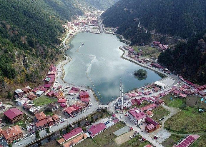 <p>Konuyla ilgili açıklamalarda bulunan Uzungöl Turizmciler Derneği Başkan Yardımcısı Murat Akyüz, Uzungöl'deki panayır durumunun artık ortadan kalkmasını arzu ettiklerini belirterek Uzungöllüler'in imarsız yaşamaktan bıktıklarını söyledi.</p>