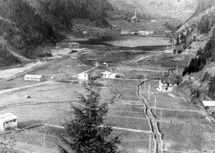 <p>Uzungöl'ün yapılan yeni imar çalışmaları ve yıkımların ardından dünyanın en güzel yeri olacağını kaydeden Akyüz, "Uzungöl'ün yıllardan beri yaşadığı imarsızlığın getirdiği sıkıntılar Uzungöl'ü ciddi manada bir inşaat deposu haline getirdi. 18. madde uygulamasının yürütme durdurma kararının kaldırılmasıyla ilgili 1 buçuk sene önce vermiş olduğumuz mücadeleyi kazandık. İnşallah bu yakın zamanda gölün yukarısındaki mahalle yeniden imarlı bir inşaatlaşma içine girecek imarsız olan yerler tekrar yıkılarak Uzungöl yeniden bir düzene girecek. Kaymakamımız ve Belediye Başkanımızın bu konuda bir gayretleri var. Gölün kenarında bulunan kıyı alanı üzerinde bulunan gelişi güzel yapılaşmaların yıkılacağı söyleniyor.</p>
<p>Bu uygulanırsa tabiki Uzungöl'de ciddi bir görüntü sağlar. Dolayısıyla Uzungöl'deki panayır durumu ortadan kalkar. Bizler Uzungöl halkı olarak buna karşı değiliz" dedi.</p>