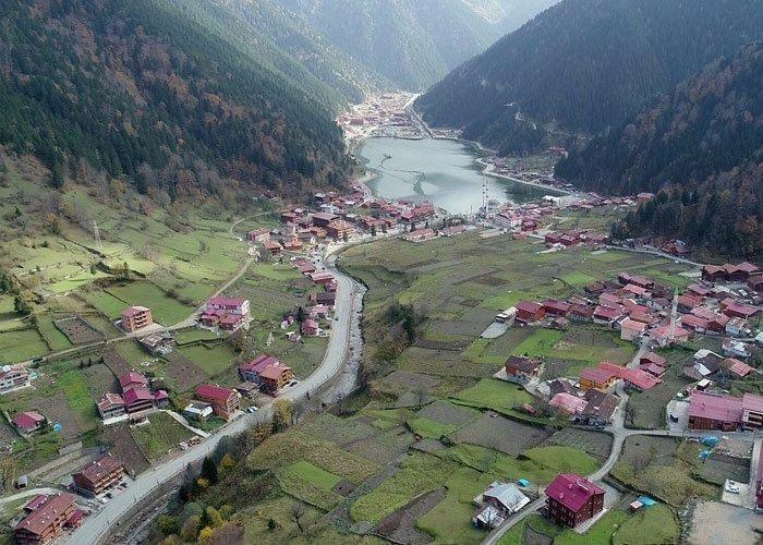 <p>Uzungöl'de bir kentsel dönüşümden çok düzenleme yapılması gerektiğine vurgu yapan Akyüz "Buraya komple bir kentsel dönüşümün getirilmesi cinayet olur. Uzungöl'de mevcut planı uygulasınlar dünyanın en güzel yeri olur. Uzungöl'ün siluetine zarar vermeyecek güzel binaları yaparak insanları burada istihdam etmemiz gerekiyor" ifadelerini kullandı.</p>

<p>Yıkımlarla birlikte Uzungöl'ün eski görünümüne kavuşacağını kaydeden Akyüz, "İnsanların rahat hareket edebileceği, gezebileceği alanlar lazım. Biz Uzungöllüler olarak imarsız yaşamaktan bıktık. Bu yıkımlarla birlikte Uzungöl birilerinin ağzında sakız olmaktan çıkacaktır" şeklinde konuştu.</p>
